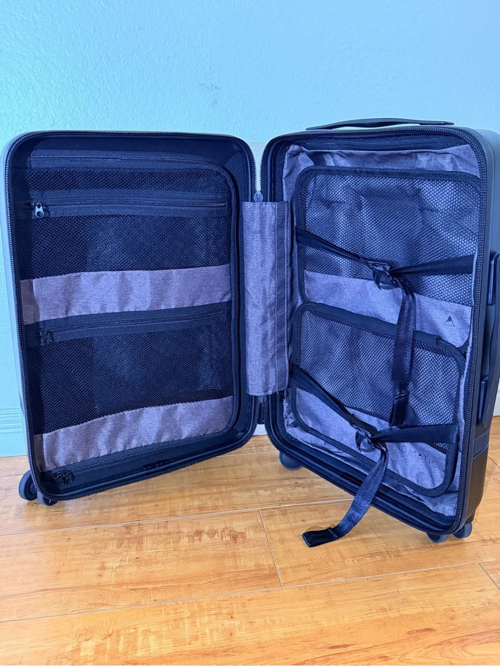 Nomatic Carry-On Classic